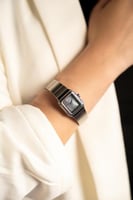 ساعة نسائية من الفي باللون الفضي