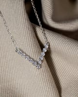 سلسال نسائي جذاب بلون فضي