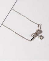 سلسال نسائي أنيق بلون فضي