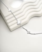 اسوارة نسائية عصرية باللون الفضي