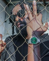 ساعة رجالية باللون الفضي