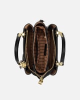 شنطة نسائية باللون الأسود