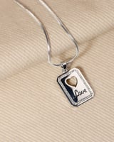 سلسال نسائي بتصميم كلاسيك فضي