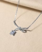 سلسال نسائي بلون فضي بتصميم أنيق