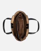 شنطة نسائية باللون الأسود