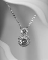 سلسال نسائي بتصميم كلاسيك بلون فضي