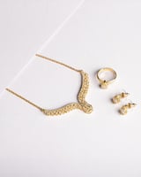 طقم نسائي أنيق بلون ذهبي