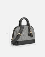 شنطة نسائية من الجلد بلمسات فاخرة