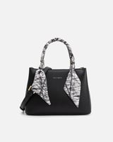 شنطة نسائية جلد بتصميم غير تقليدي