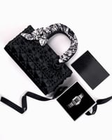 شنطة نسائية أنيقة مع ساعة تكمل إطلالتك