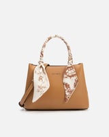 شنطة نسائية جلد بتصميم غير تقليدي