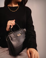 شنطة نسائية كلاسيك باللون الأسود