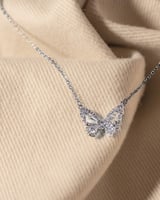 سلسال نسائي فاخر بلون فضي