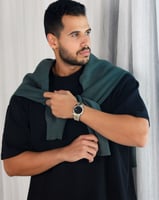 ساعة رجالية باللون الفضي والذهبي