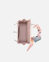 شنطة نسائية بتصميم أنيق بلون وردي