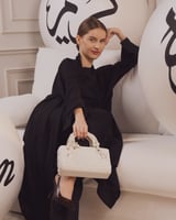 شنطة نسائية بجلد بارز بلون أبيض