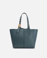 شنطة نسائية باللون الأزرق