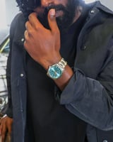 ساعة رجالية باللون الفضي