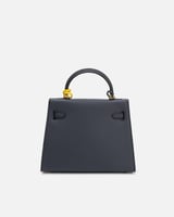 شنطة نسائية بتصميم عصري بلون أزرق