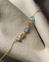 اسوارة نسائية عصرية باللون الذهبي