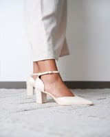 حذاء نسائي بتصميم أنيق بلون بيج