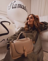 شنطة نسائية أنيقة بلون بيج