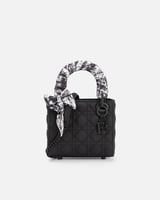 شنطة نسائية بجلد بارز بتصميم عصري