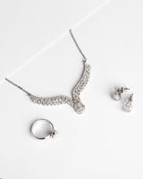 طقم نسائي فاخر من سلسال وحلق وخاتم