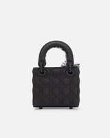 شنطة نسائية بجلد بارز بتصميم عصري