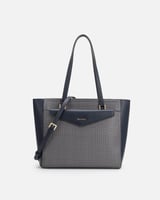 شنطة نسائية تعكس جمال شخصيتك