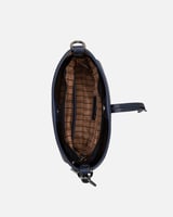 شنطة نسائية باللون الأزرق