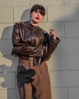 جاكيت نسائي جلد باللون البني