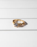 خاتم نسائي بتصميم جذاب بلون ذهبي