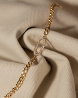 اسوارة نسائية بتصميم ملفت بلون ذهبي