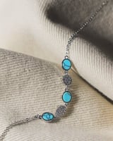 اسوارة نسائية عصرية باللون الفضي