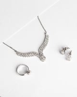 طقم نسائي أنيق بلون فضي