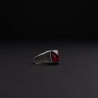 خاتم رجالي فضة عيار 925 - حجر زركون أحمر