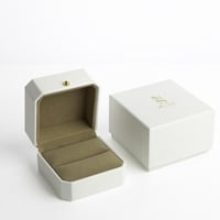 خاتم فضة نسائي بتصميم إيطالي مرصع بزركون أبيض