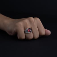 خاتم رجالي فضة عيار 925 - حجر زركون أحمر