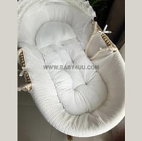 سلة موسى مع قاعده خشبيه هزاز - تتوفر بالطلب