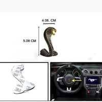 علامة موستنج شلبي صغير لونين ذهبي وفضي.