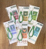 ميدالية جلد لون أخضر