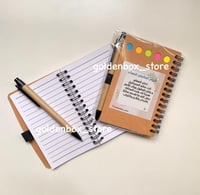 دفتر ملاحظة مع قلم وفواصل