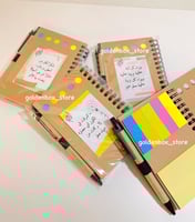 دفتر ملاحظة مع قلم وفواصل