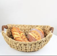 سلة خوص بمقابض خشب