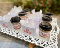 كوب قهوة بشعار دانكن