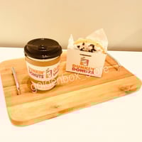 كوب قهوة بشعار دانكن