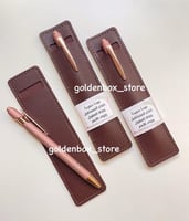 قلم داخل حافظة من الجلد