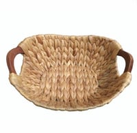 سلة خوص بمقابض خشب