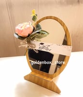 مراية مع الثيم والورد